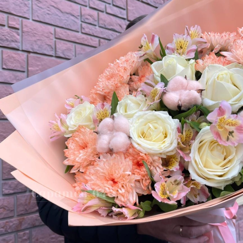 Букет с розами, хризантемами и альстромериями &laquo;персиковый десерт&raquo;