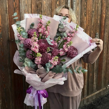 Букет из хризантем и матиолы «вечер на виноградних»