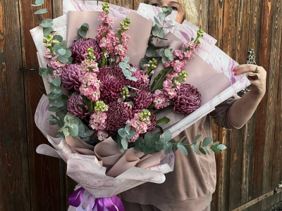 Букет из хризантем и матиолы «вечер на виноградних»