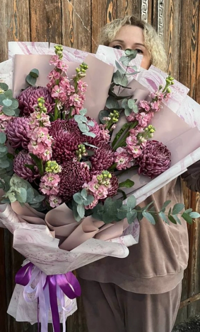 Букет из хризантем и матиолы «вечер на виноградних»