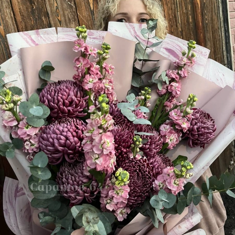 Букет из хризантем и матиолы &laquo;вечер на виноградних&raquo;