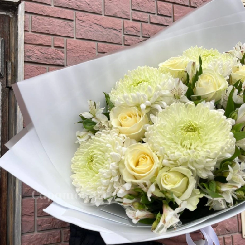 Букет из роз и хризантем &laquo;Белое совершенство&raquo;