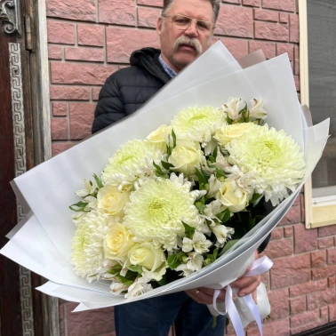 Букет из роз и хризантем «Белое совершенство»