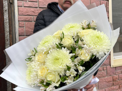 Букет из роз и хризантем «Белое совершенство»