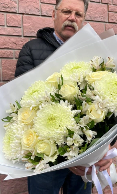 Букет из роз и хризантем «Белое совершенство»