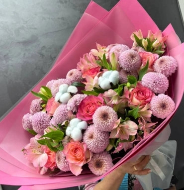Букет с розами, хризантемами и альстромериями «облако счастья»