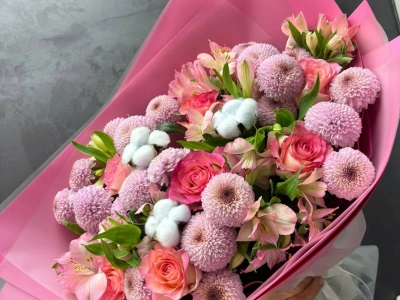 Букет с розами, хризантемами и альстромериями «облако счастья»