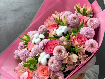 Букет с розами, хризантемами и альстромериями «облако счастья»