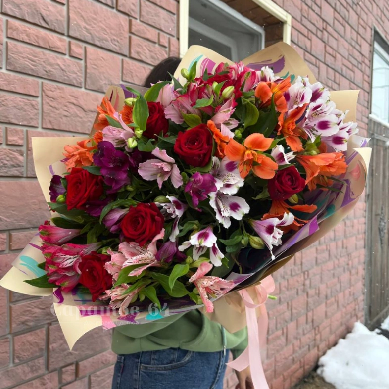 Букет с розами и альстромерией &laquo;яблочко&raquo;