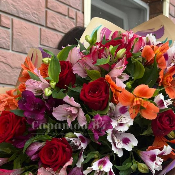 Букет с розами и альстромерией &laquo;яблочко&raquo;