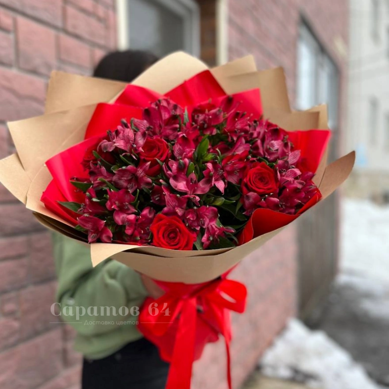 Букет с розами и альстромерией 