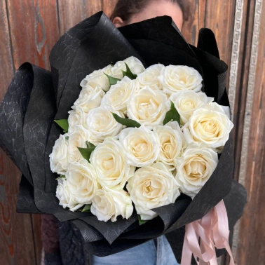 Букет из 21 белой розы «Строгий»