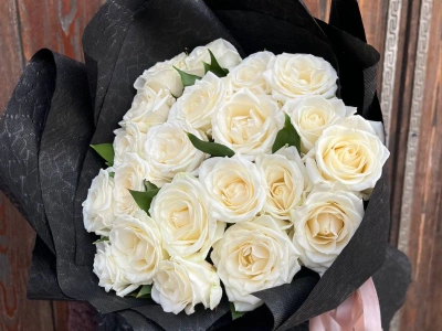 Букет из 21 белой розы «Строгий»