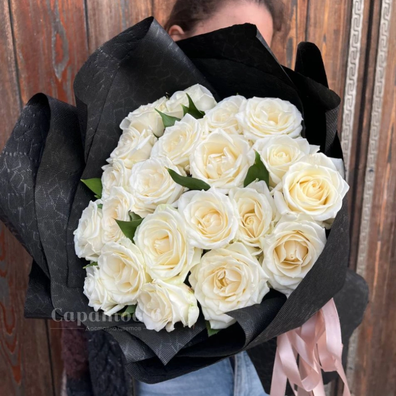 Букет из 21 белой розы &laquo;Строгий&raquo;