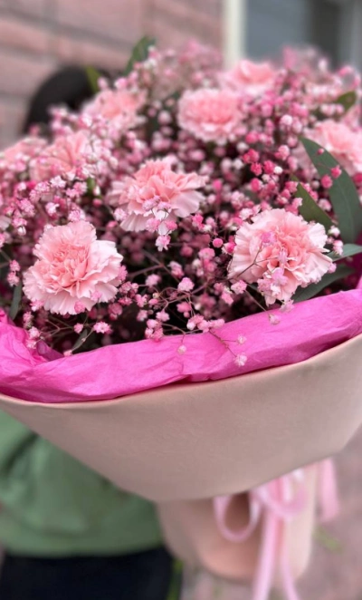 Букет с гвоздиками «розовый крем»