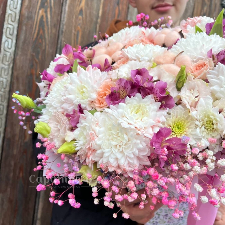 Композиция в коробке &laquo;трапеция с гипсофилой&raquo;