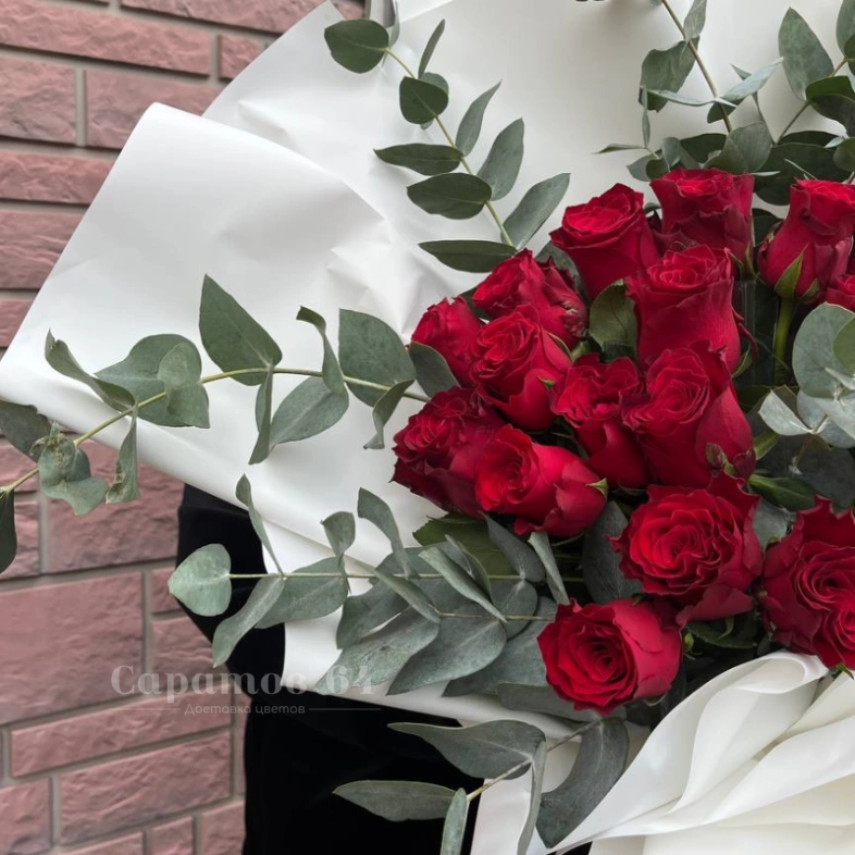 Букет из красных роз с эвкалиптом &laquo;элегантный&raquo;