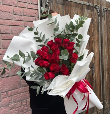 Букет из красных роз с эвкалиптом «элегантный»