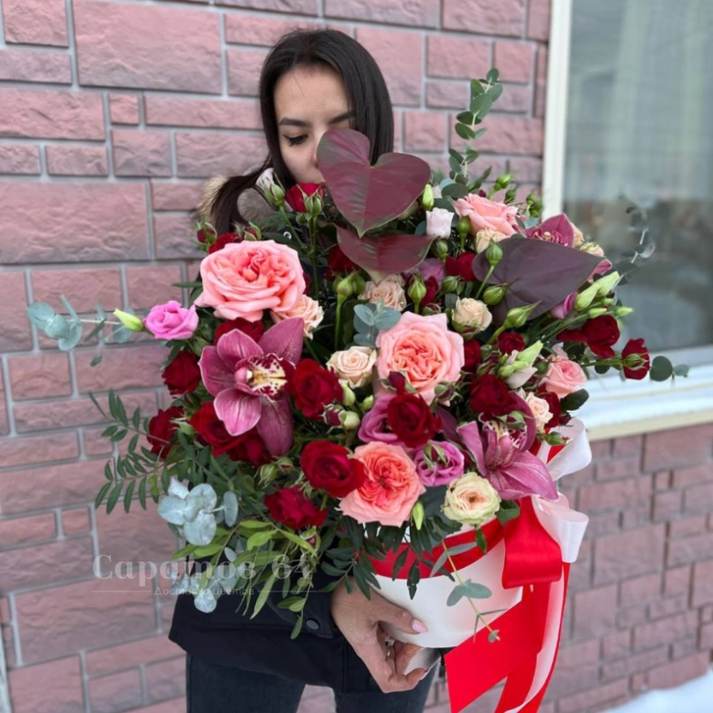 Композиция в шляпной коробке &laquo;антуриумы&raquo;