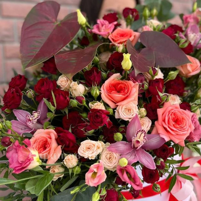 Композиция в шляпной коробке &laquo;антуриумы&raquo;