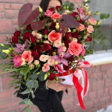 Композиция в шляпной коробке «антуриумы»