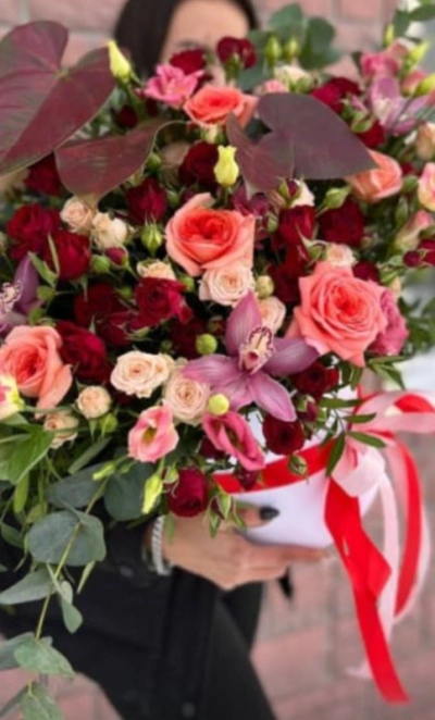 Композиция в шляпной коробке «антуриумы»