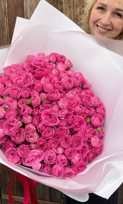 Букет из пионовидных кустовых роз «Мисти баблс»