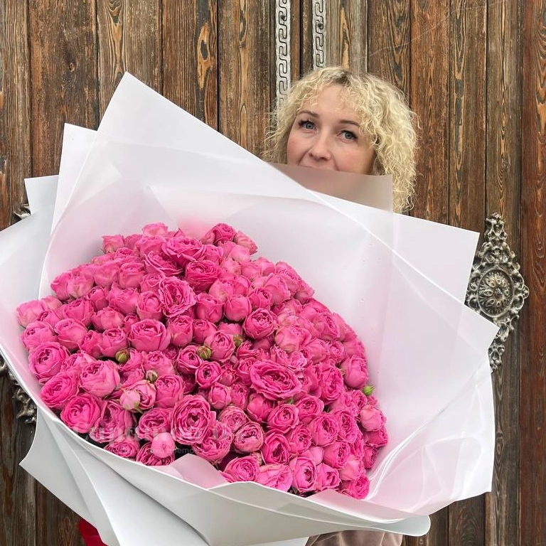 Букет из пионовидных кустовых роз &laquo;Мисти баблс&raquo;