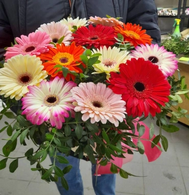 Герберы в шляпной коробке «летний микс»