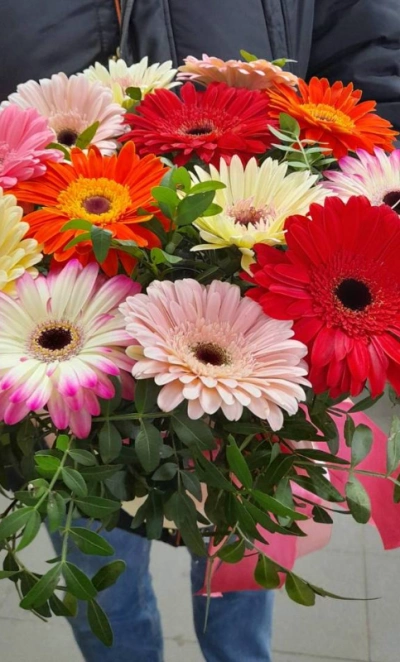 Герберы в шляпной коробке «летний микс»