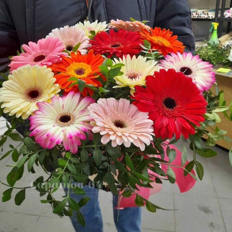 Герберы в шляпной коробке &laquo;летний микс&raquo;