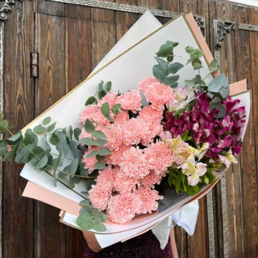 Сборный букет «малиновый капкейк»