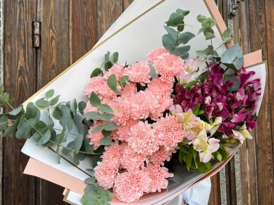 Сборный букет «малиновый капкейк»