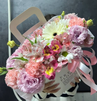 Цветы в картонной сумочке «белая гербера»