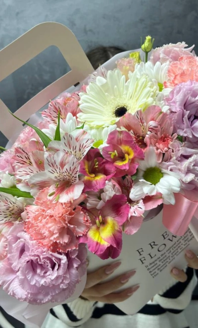 Цветы в картонной сумочке «белая гербера»