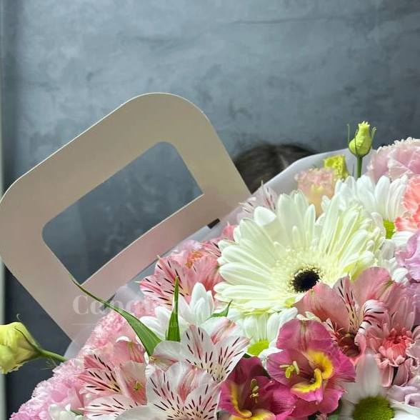 Цветы в картонной сумочке &laquo;белая гербера&raquo;