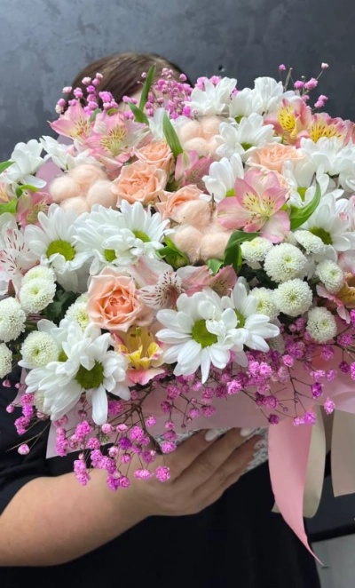 Композиция «розовое на белом»