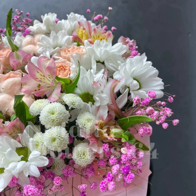 Композиция &laquo;розовое на белом&raquo;