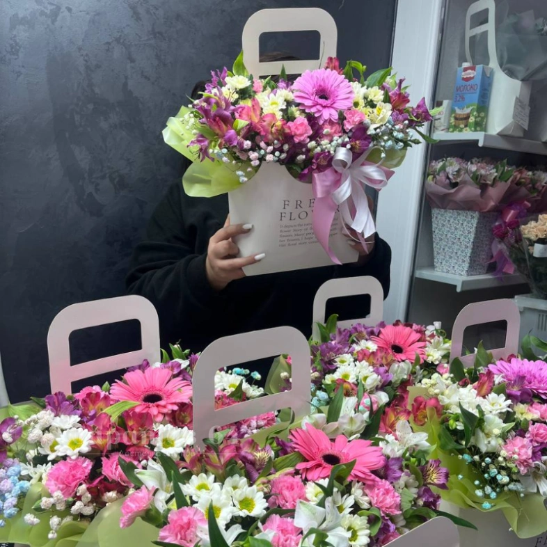 Цветы в коробке микс с герберой, альстромериями, диантусами и хризантемами