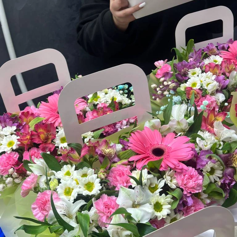 Цветы в коробке микс с герберой, альстромериями, диантусами и хризантемами