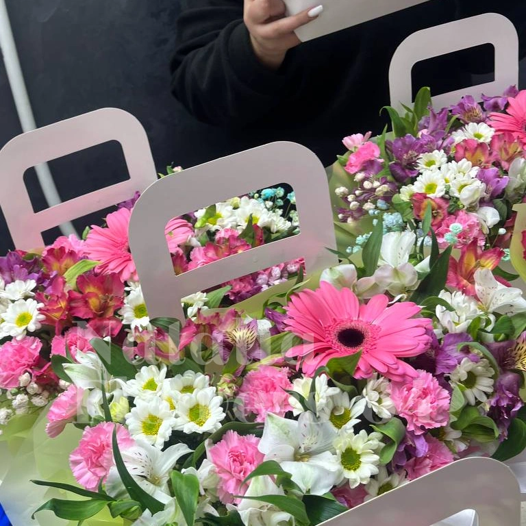 Цветы в коробке микс с герберой, альстромериями, диантусами и хризантемами