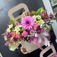 Цветы в коробке микс с герберой, альстромериями, диантусами и хризантемами 0