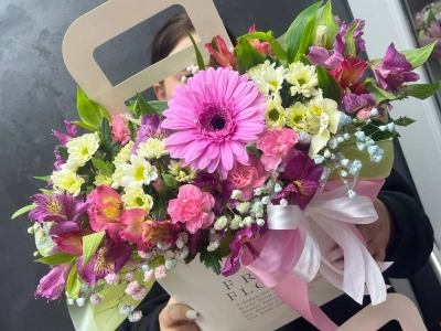 Цветы в коробке микс с герберой, альстромериями, диантусами и хризантемами