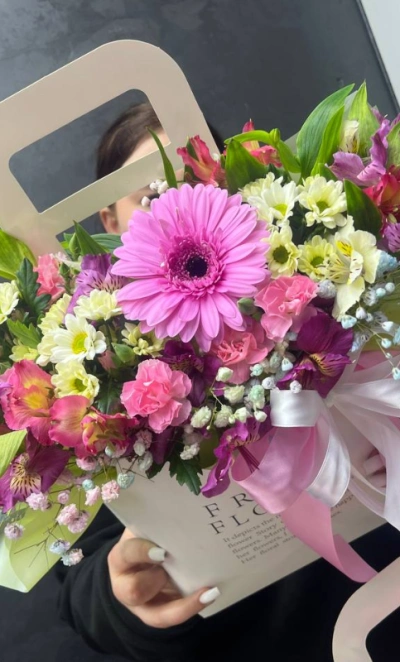 Цветы в коробке микс с герберой, альстромериями, диантусами и хризантемами