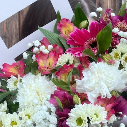 Микс с герберой, гвоздиками и альстромериями