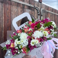 Микс с герберой, гвоздиками и альстромериями 0