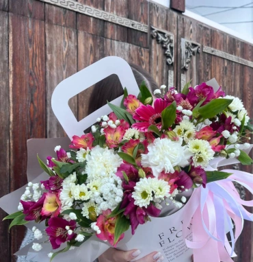 Микс с герберой, гвоздиками и альстромериями