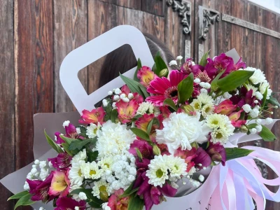 Микс с герберой, гвоздиками и альстромериями