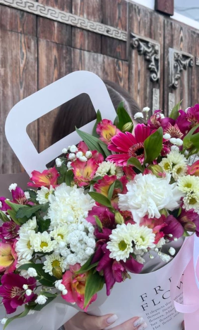 Микс с герберой, гвоздиками и альстромериями