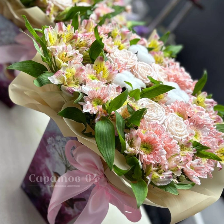 Композиция в коробке из хризантем, альстромерий, роз и хлопка